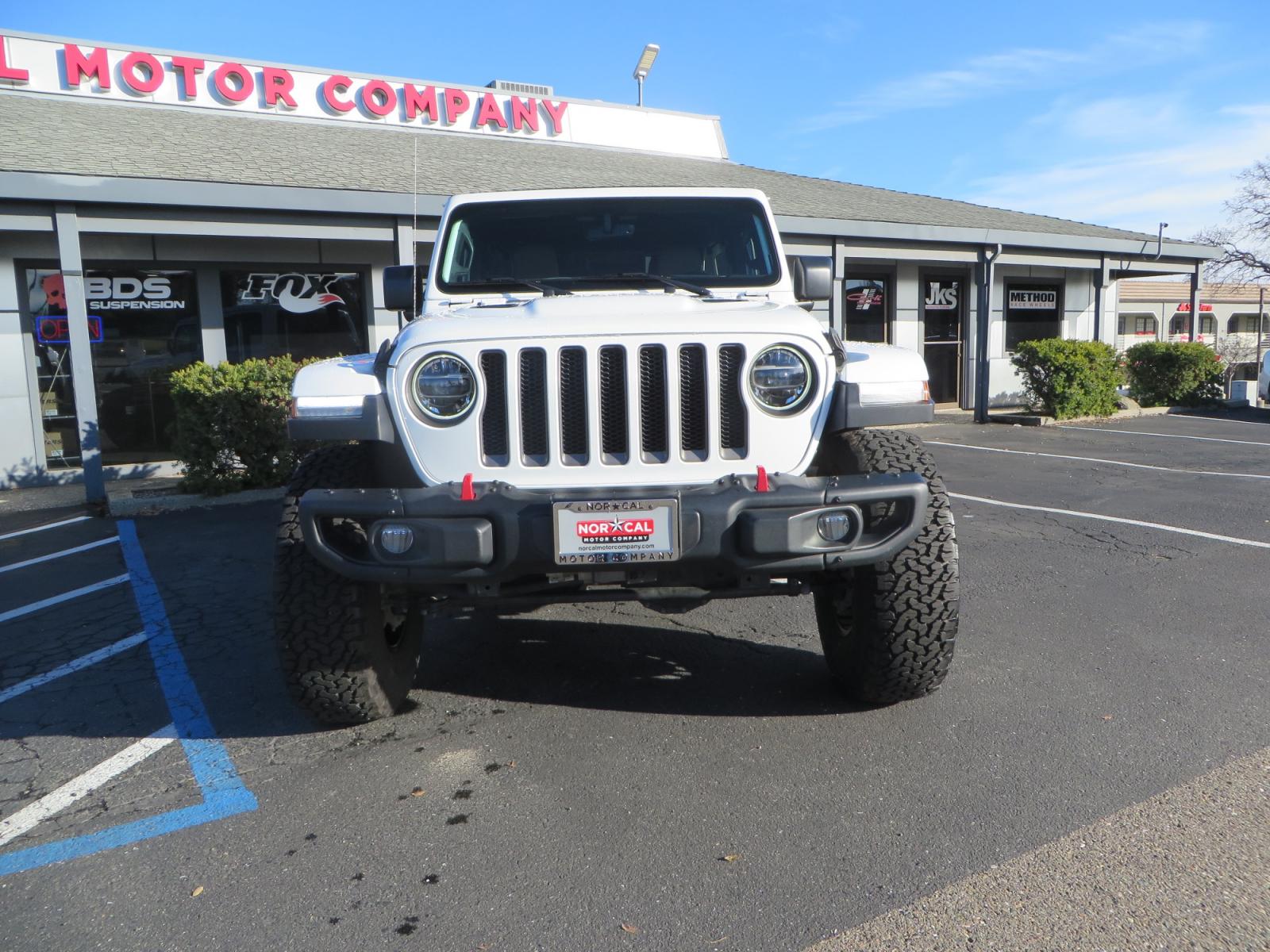 2020 White /TAN Jeep Wrangler Unlimited Rubicon (1C4HJXFG8LW) with an 3.6L V6 DOHC 24V FFV engine, 6A transmission, located at 2630 Grass Valley Highway, Auburn, CA, 95603, (530) 508-5100, 38.937893, -121.095482 - 3" Zone offroad suspension system, Fox adventure series shocks, rocksliders, Teraflex HD tire relocation, Mopar HD tailgate hinge, 17" KMC wheels, and 37" BFG KO2 tires. - Photo #1